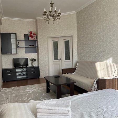 Apartamento Promenade Bishkek Exterior foto